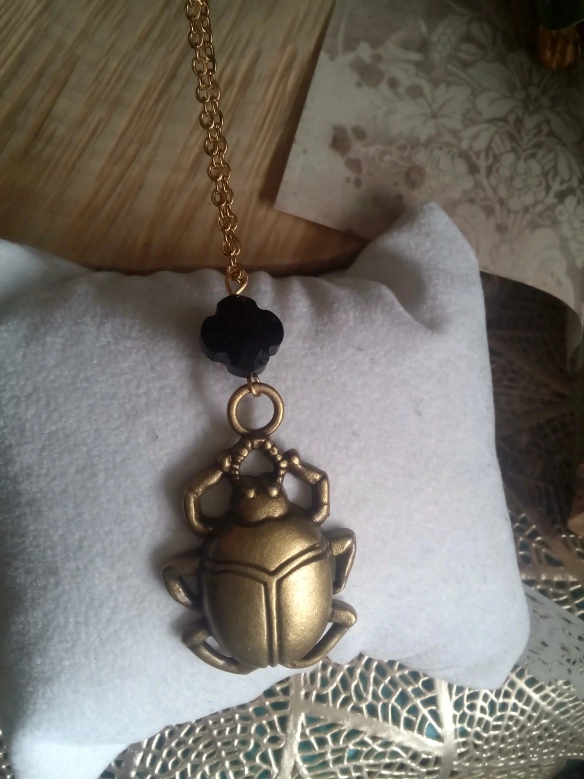 Collier scarabé en trèfle en obsidienne noire naturelle – photo 2
